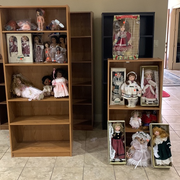 Collectible dolls sold as a lot. Asking Dutch auction opening bid $75 - Picture 9 of 9